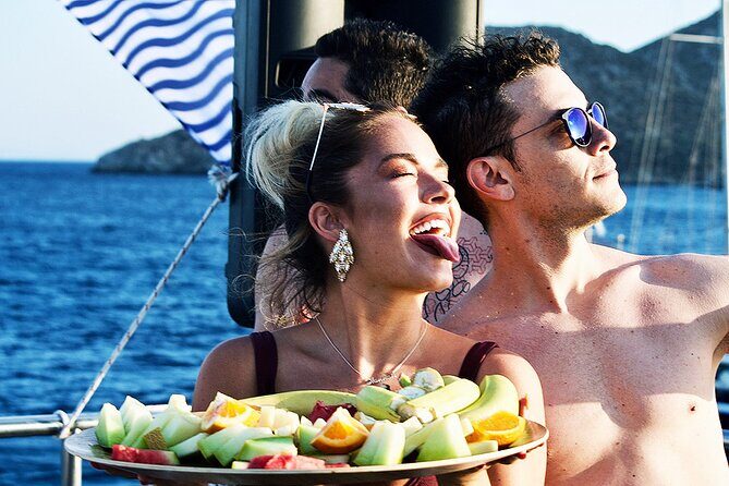 Boat Party with Swimming Stop Experience in Mykonos - DJ sets and the party vibe: who this fits best
