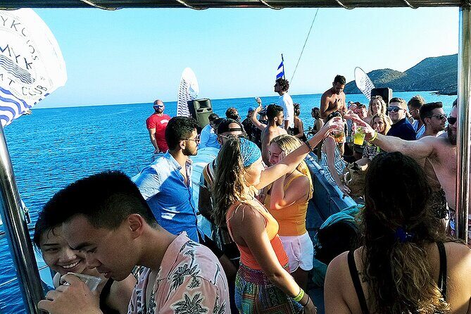 Boat Party with Swimming Stop Experience in Mykonos - Group size: the difference between fun and chaos