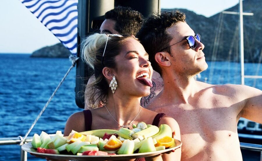 Mykonos: Sunset Boat Party with Open Bar & Live DJ - Live DJ and the crowd vibe: what the music is like